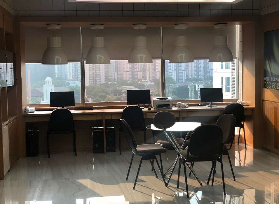 Area Lounge Exclusive Penyewa Kantor di Office Tower 88